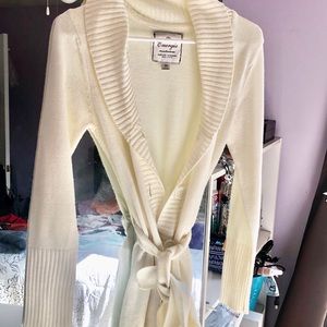 White sweater-like tie cover